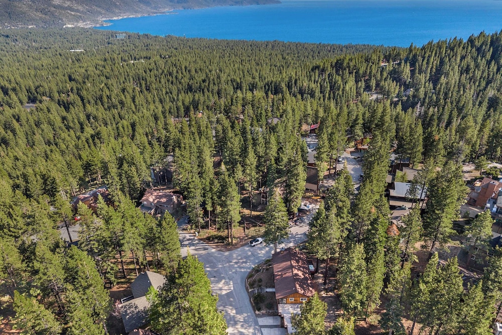 Geraldine Drive by Avantstay Hot Tub, Views, Walk to Trails + Game Room