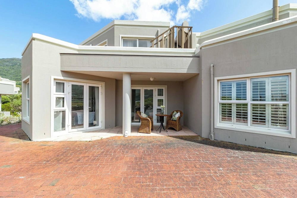 Beachfront Villa Sea Breeze, Hout Bay, Cape Town