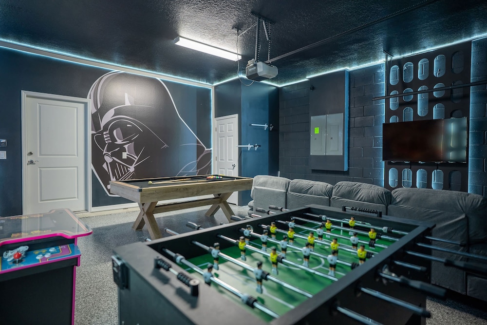 Stunning 10 Bed Home With Themed Rooms Pool