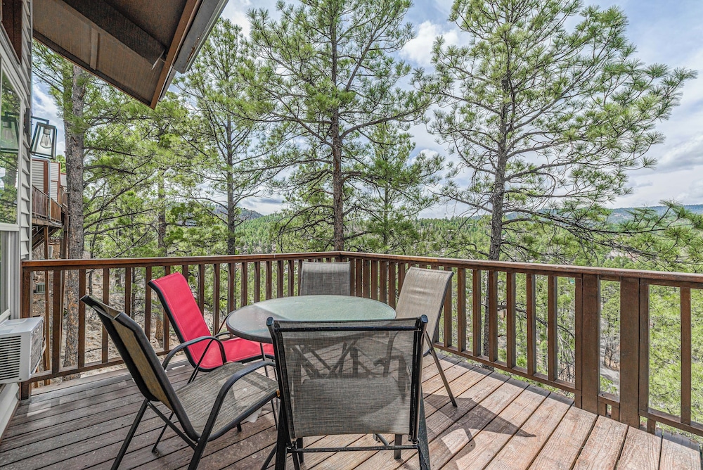Half-mi to Midtown: Family Retreat w/ Mtn Views!