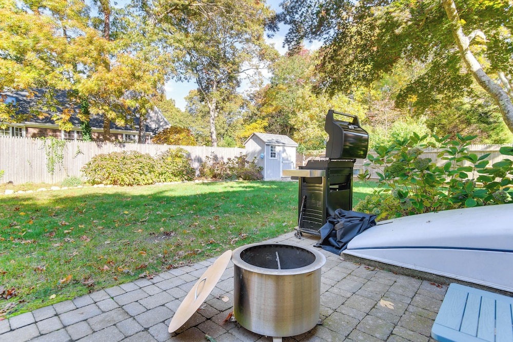 Bike to Private Beach: Cape Cod Escape w/ Sunroom