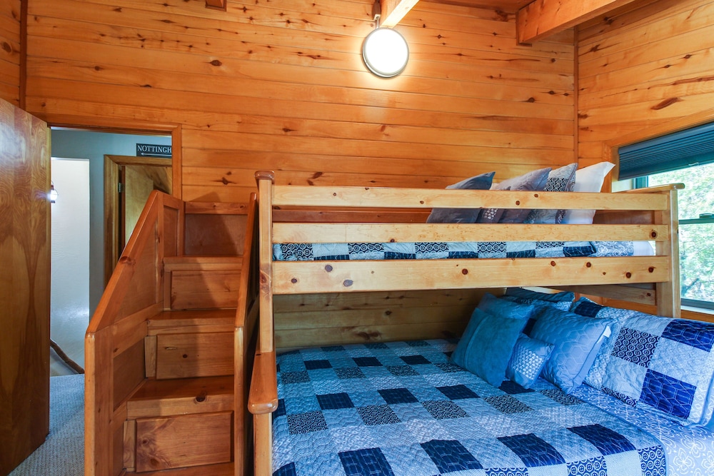 Hot Tub + Decks: Sherwood Forest Cabin
