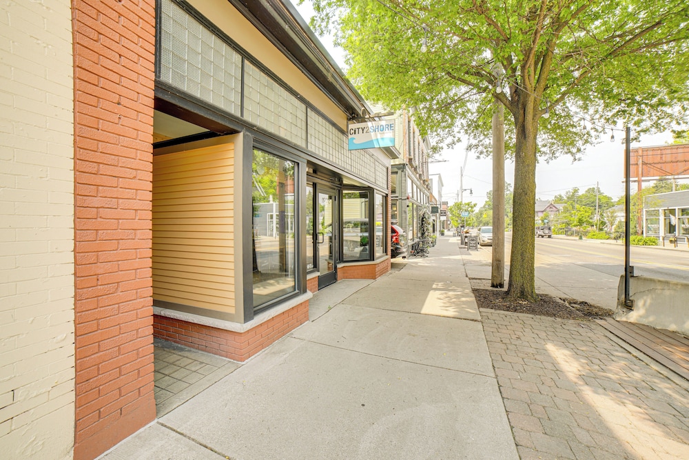 1 Mi to Dtwn Grand Rapids: Chic Condo w/ Balcony!