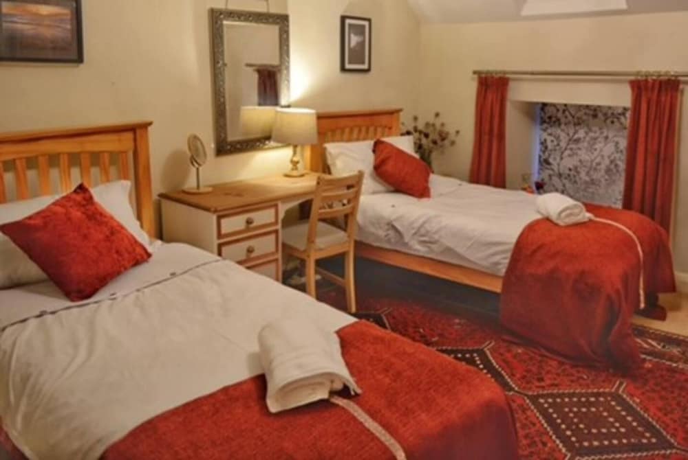 Cosy & Spacious Cottage in Scenic Village With Pub view 2