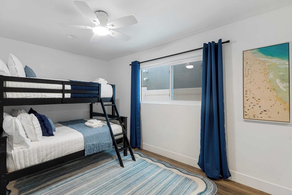 Steps to Sand! 2 Homes in 1 Sleeps 19, Outdoor Space, Walk to Shops & Dining