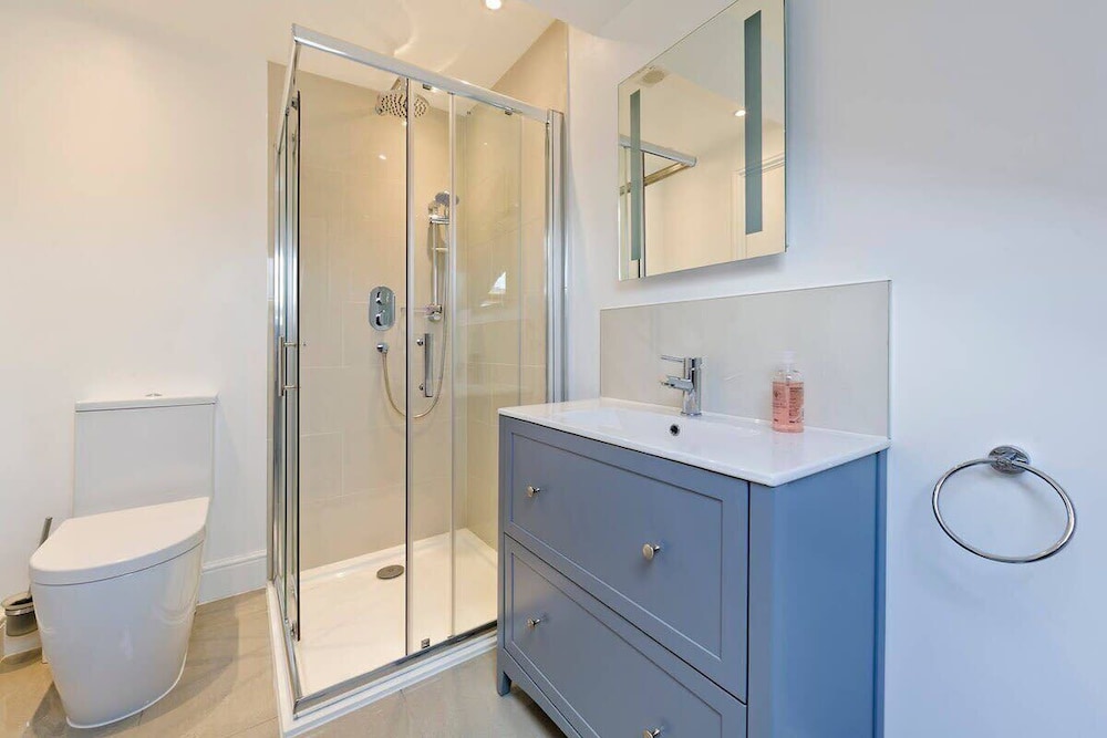 Spacious 4 Bed House, Battersea