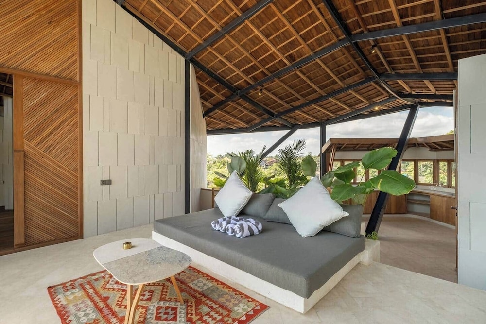 Gorgeous 2-br Penthouse With Views, 800m to the Be