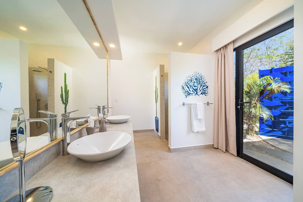 Duna Property - 2 Villas 2 Pools 7 Br Luxury Oasis Centrally Located