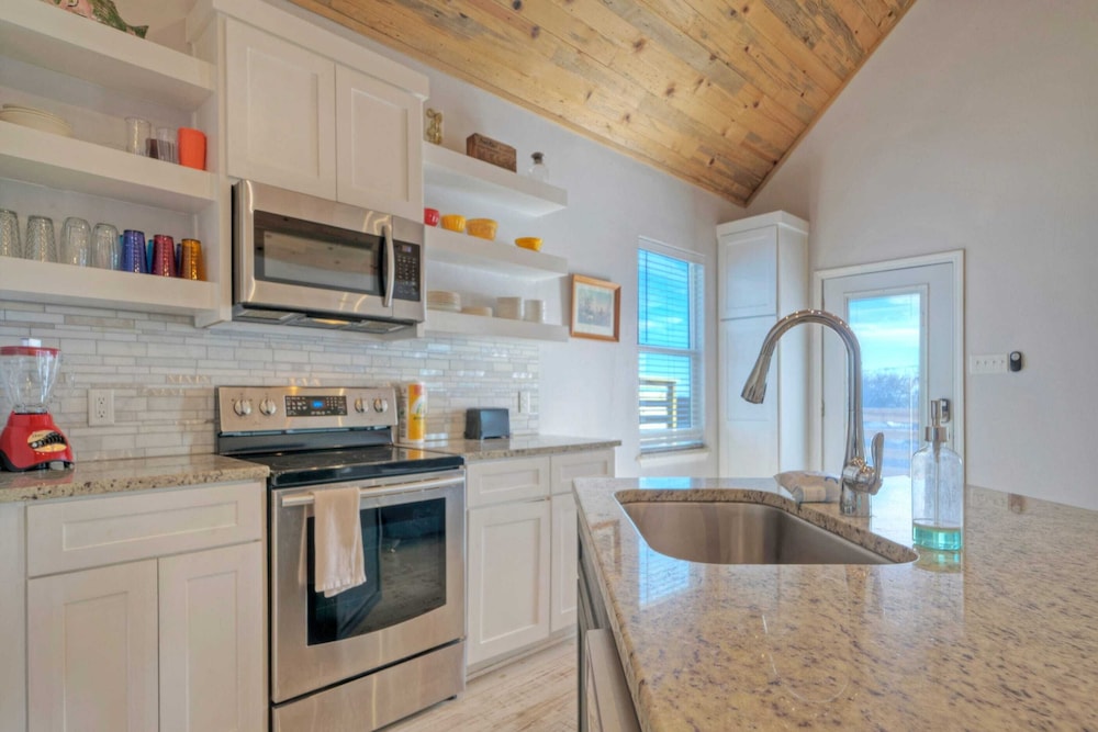 2 Homes on the Bay, Shared Waterfront Pool + Boat Dock Laguna Village Paradise