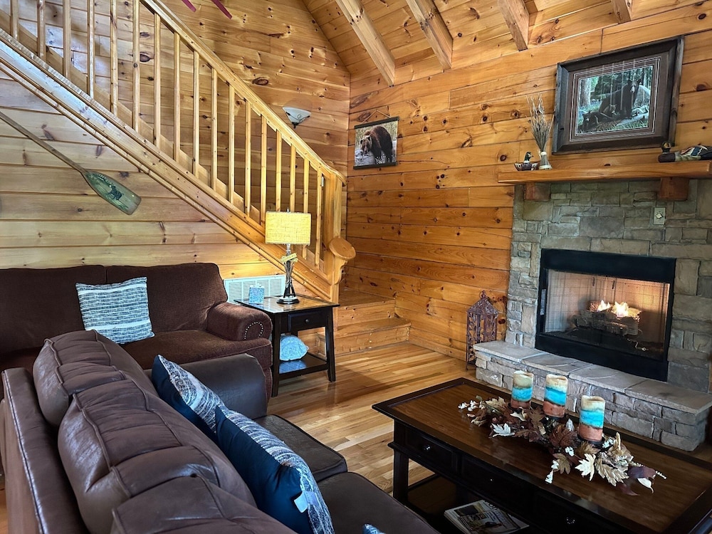 Chillin N Grillin 2 Bedroom Cabin