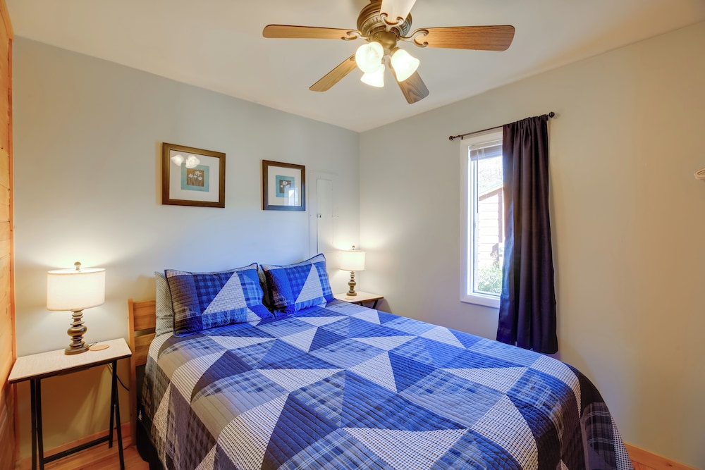 < 1/2 Mi to Damascus Town Park: Cozy Cabin w/ Deck