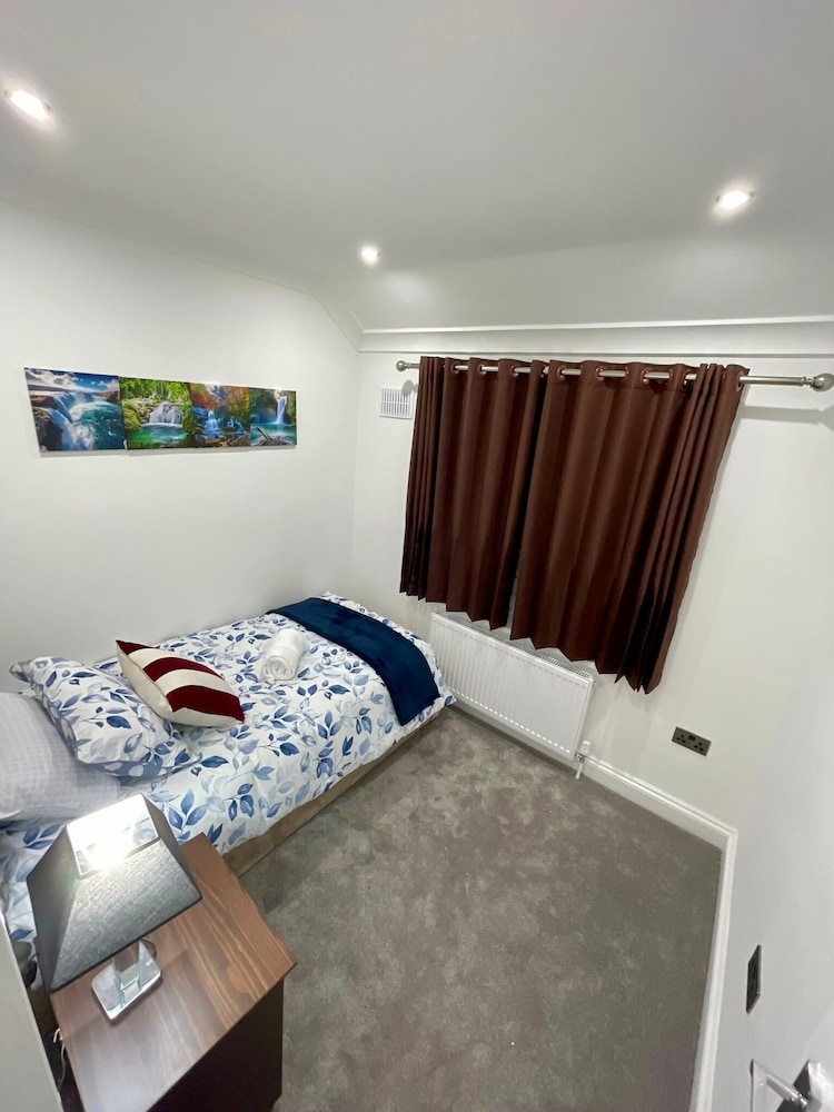 Charming 3 Bedroom House in Dagenham London