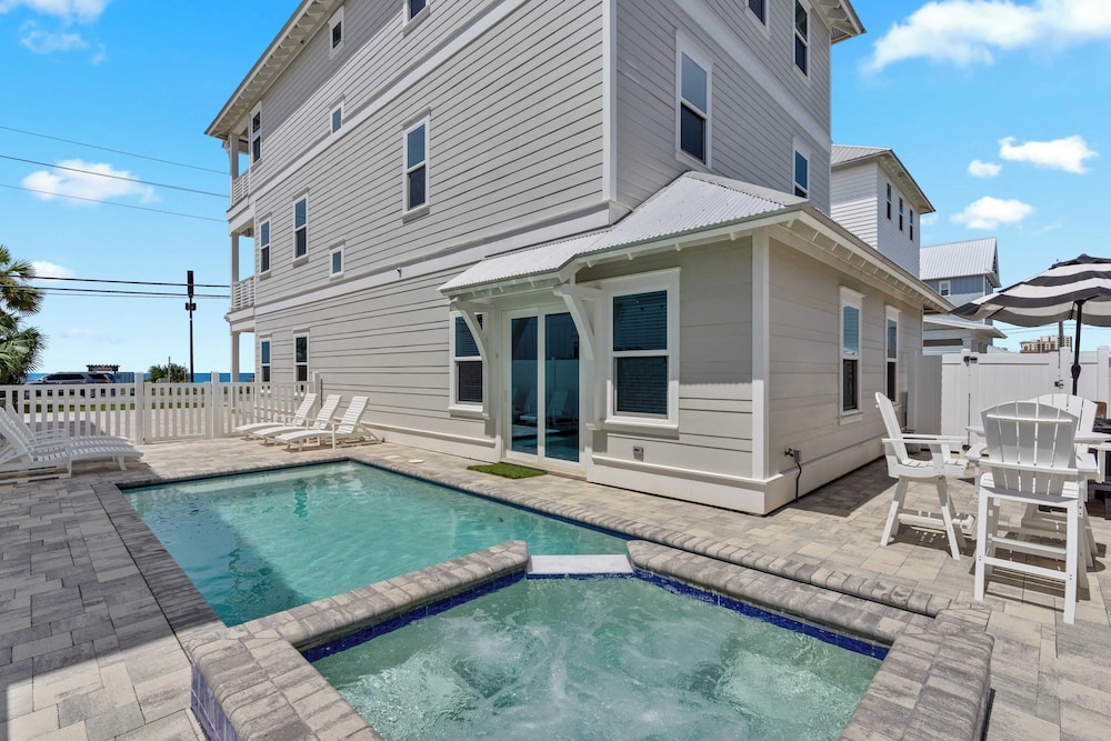 Gulf Views, Pool, Rooftop Lounge & Private Beach Heavenly Day by Avantstay