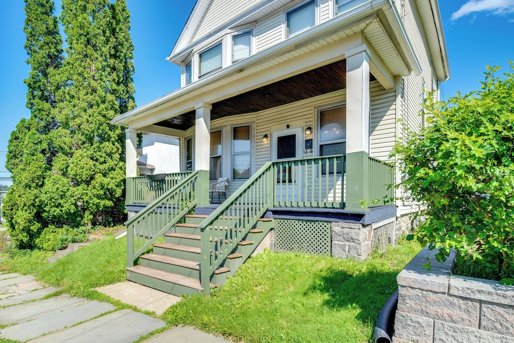 2 Mi to Steamtown Nhs: Family Home w/ Backyard!