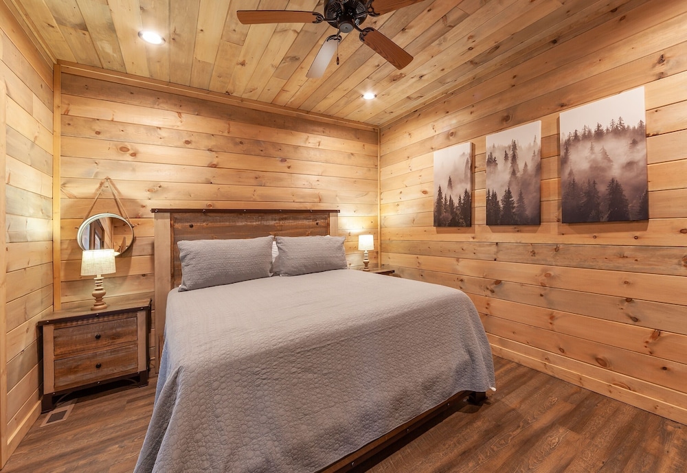 Victoria's Secrets 5 Bedroom Cabin by RedAwning view 4