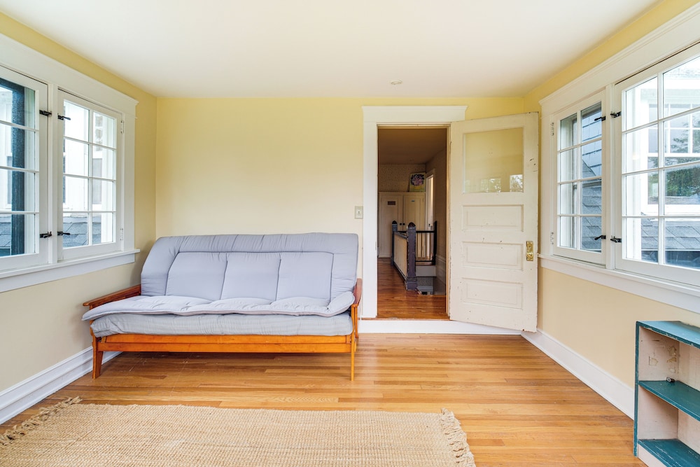 2 Mi to Chardon Square: Spacious Farmhouse
