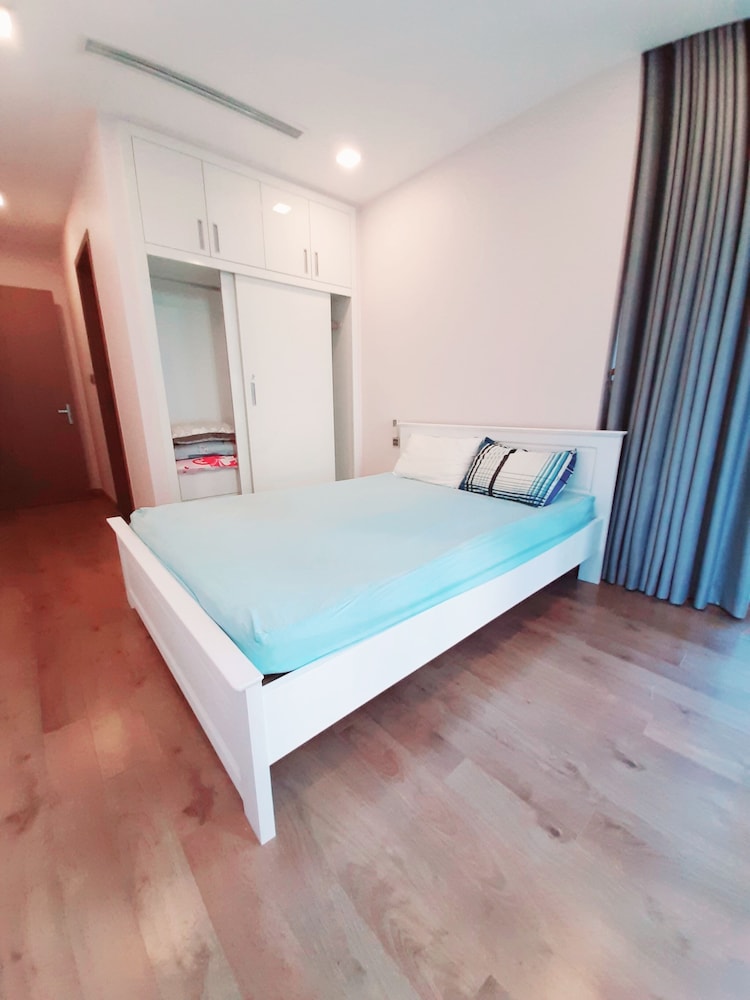 Spacious Modern 4-bed 140sqm Vinhomes Apartment
