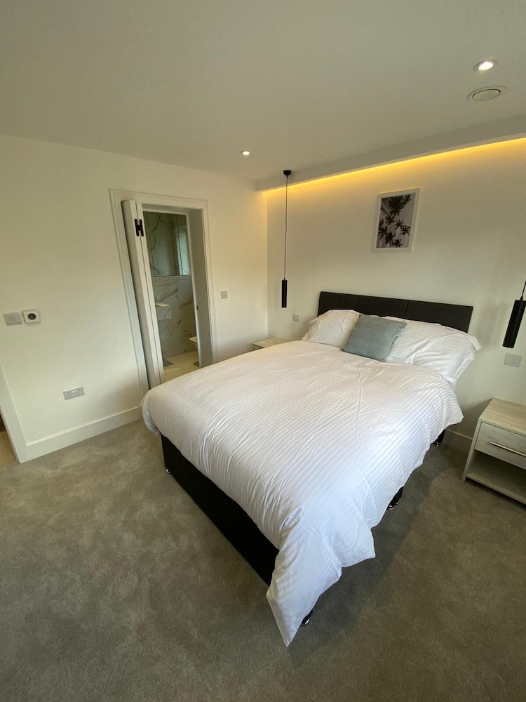 Amazing 2 Bed Flat with Parking view 5