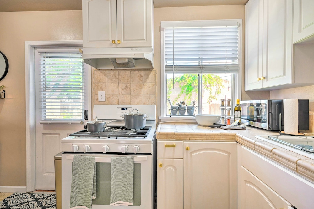 Burbank Vacations - Stylish Modern Burbank Gem w/ Private Yard! - Property Image 20