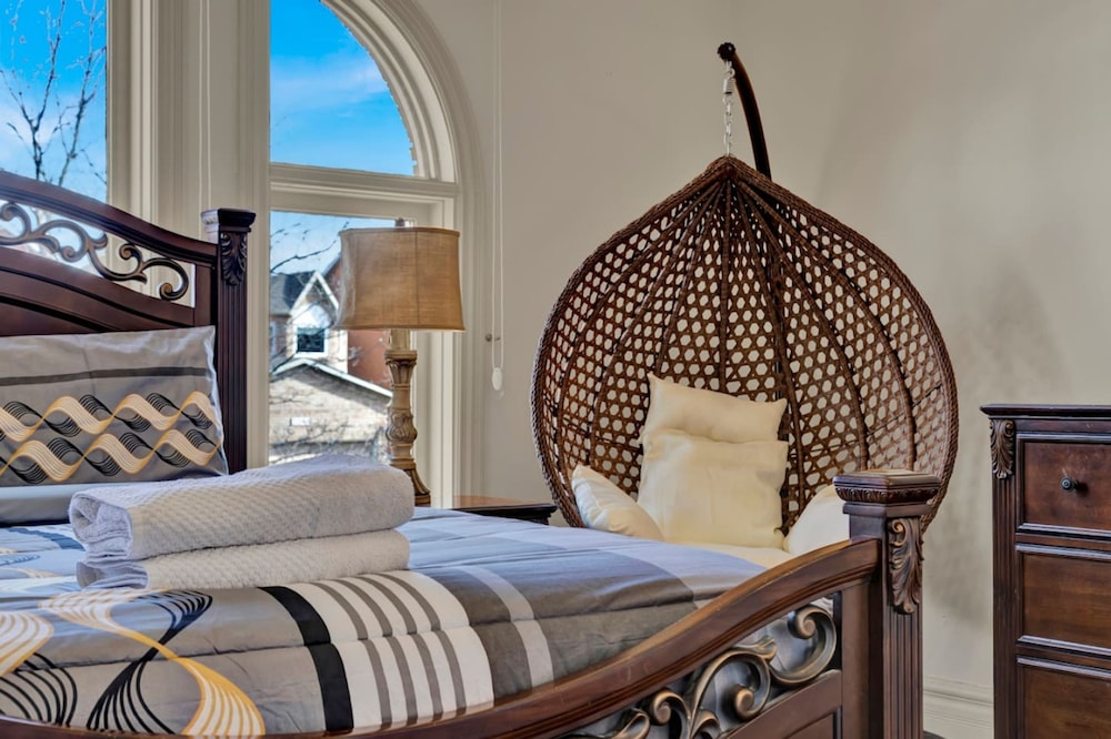 Mississauga Retreat Your Spacious 5-bedroom Home