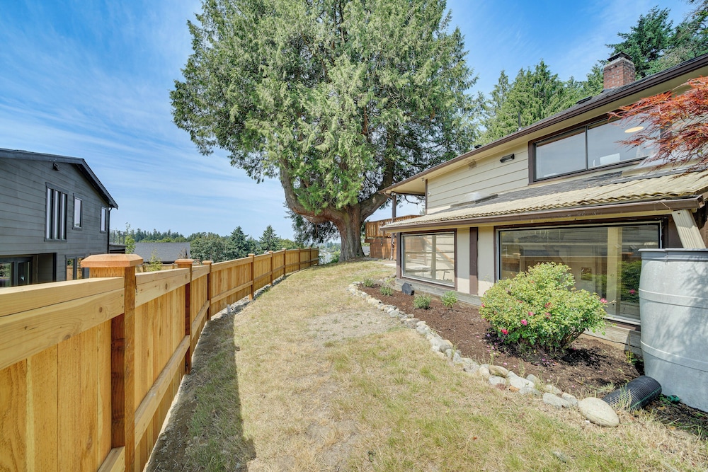 1/2 Mi to Yarrow Bay: Family Home in Kirkland