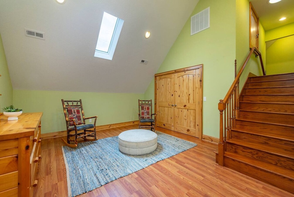 Luxe Riverfront Escape Mtn Views Pickleball Ct