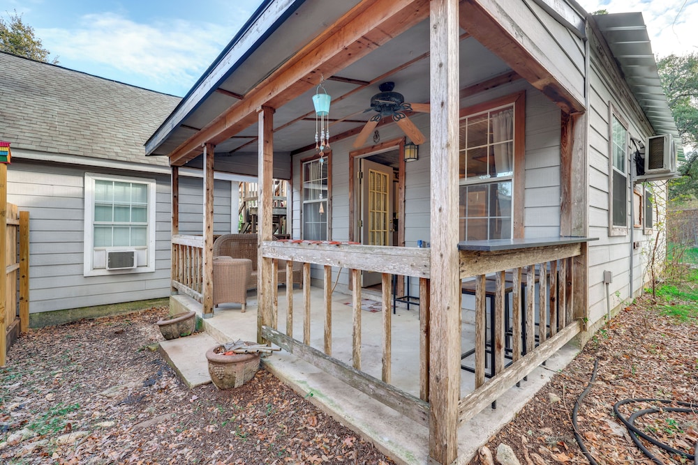 Cozy Couple's Cottage w/ View Near Canyon Lake!