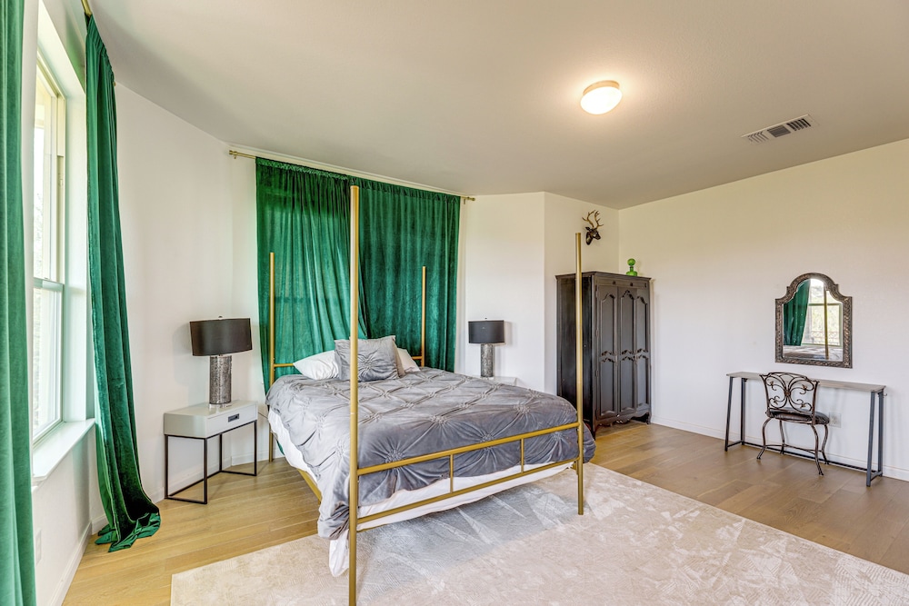 5 Mi to Lake Travis: Pet-friendly Home w/ Yard!
