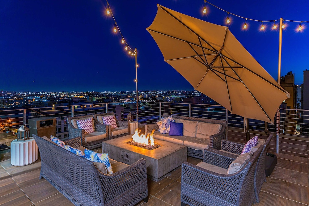 Stylish XL 2br/2ba At HWH by Oneluxstay