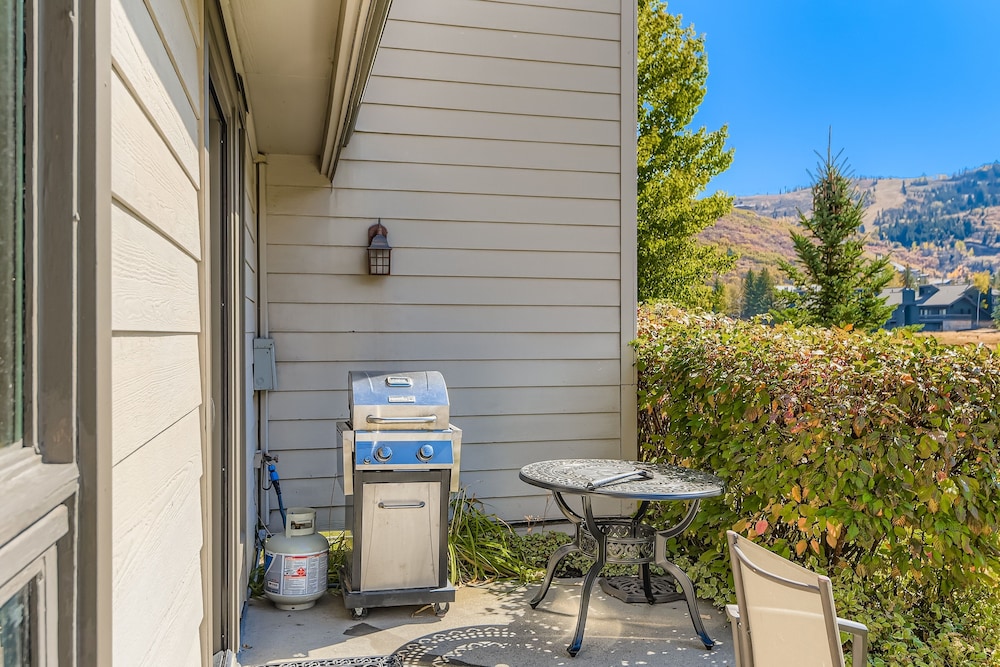 Charming 2br Escape Hot Tub, Bbq & Mountain Comfort 1424 2 Bedroom Condo