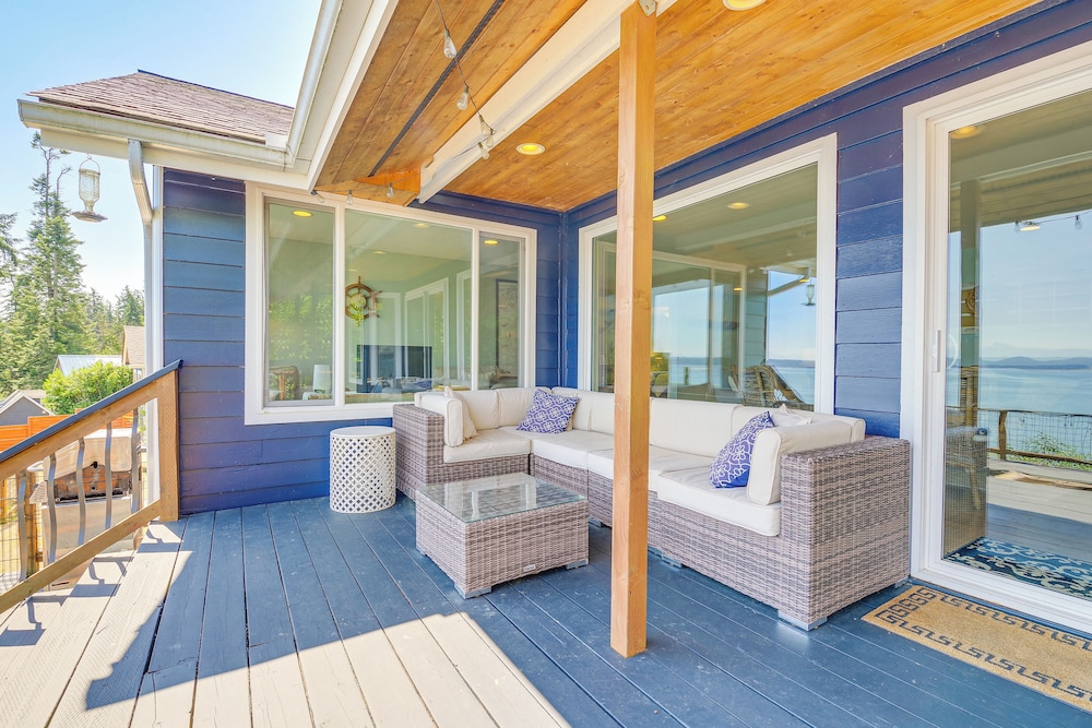 Mtn-view Camano Island Retreat Overlooking Beach