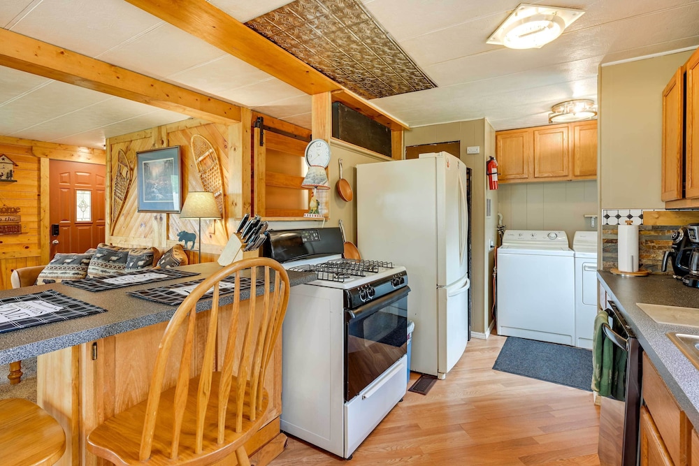 Cozy Bay City Abode w/ Deck & Fire Pit, Near Lakes view 2