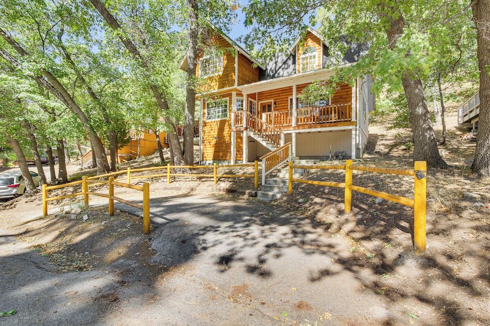 Big Bear Lake Cabin w/ Deck, Grill & Fireplace!