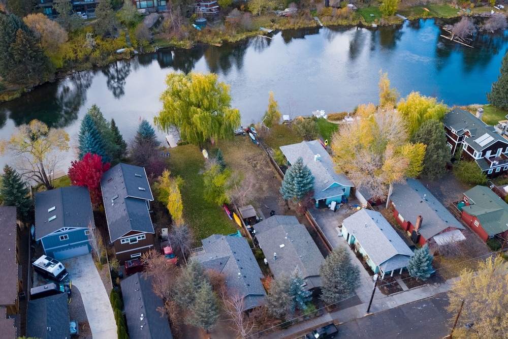 Riverfront Bend by Avantstay Private Dock Kayaks Large Yard w Views Hot Tub