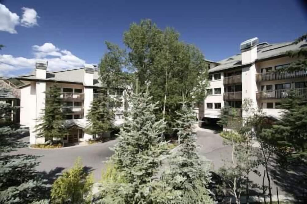 Townsend Place Ski-In Ski-Out Access Condo by RedAwning