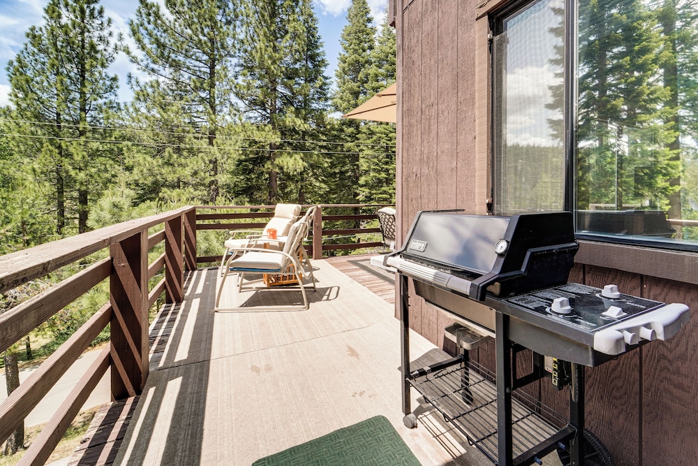 6 Mi to Downieville Downhill: Cabin w/ Mtn Views