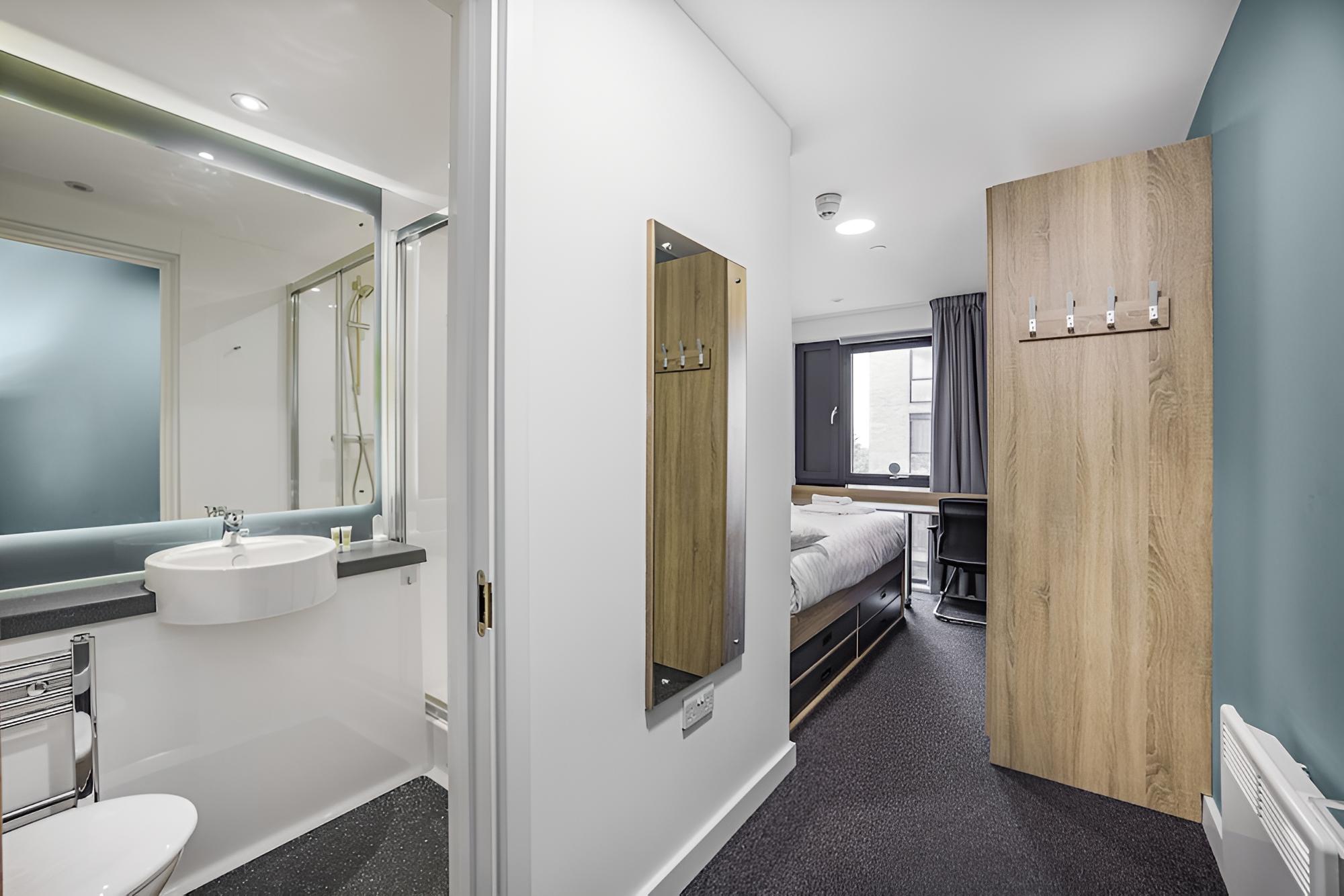 Ensuite Rooms and Studios in SOUTHAMPTON, SK - Campus Accommodation view 3