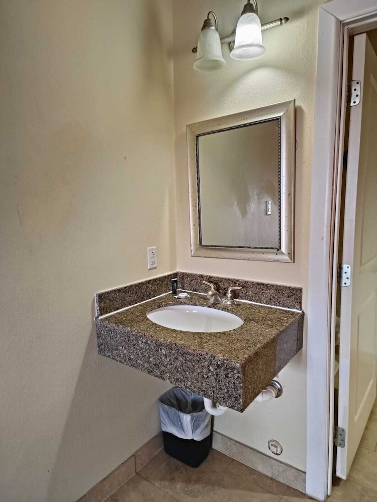Westwood Inn Extended Stay by OYO Gonzales TX
