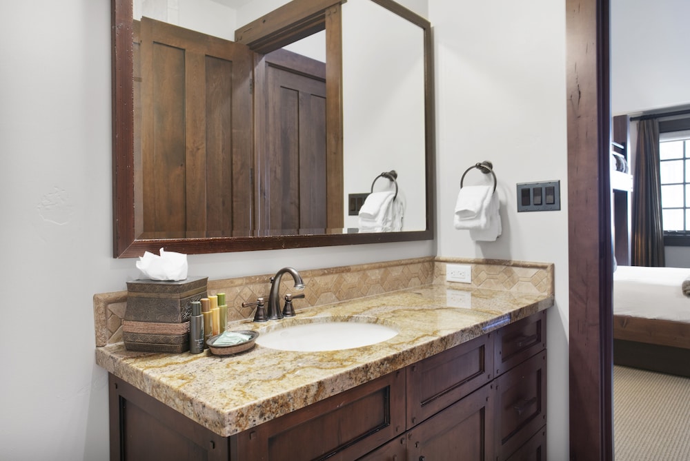 Arrowleaf Lodge- Two Bedroom #401 2 Condo
