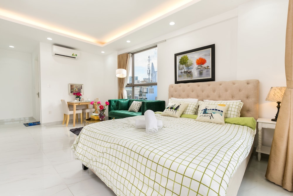 Jennifer House - Millenium Apartment