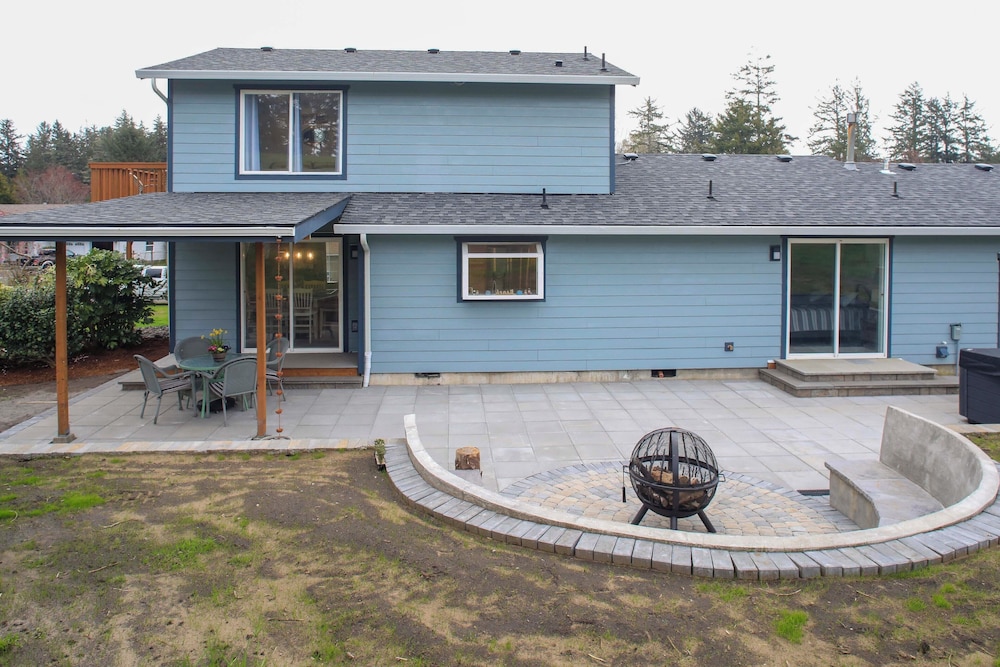 3 Mi to Beach: Oregon North Coast Retreat