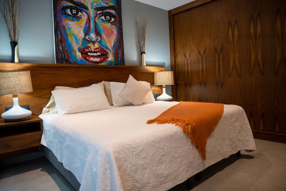 Downtown Luxury Apartment I  Cocobeach view 3