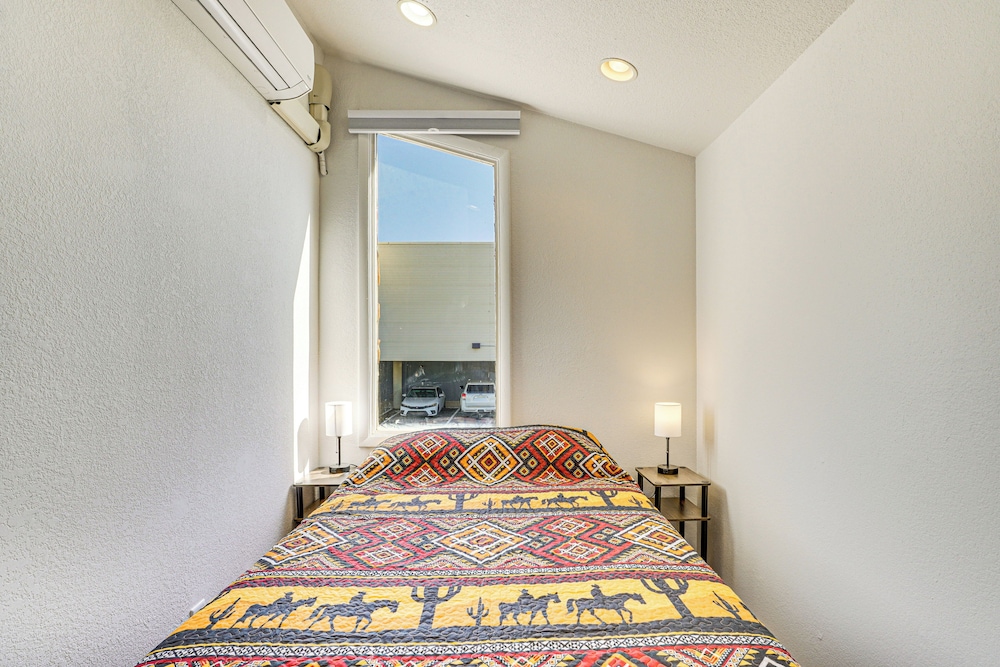 5 Mi to U of A Campus: Mtn-view Tucson Pad!
