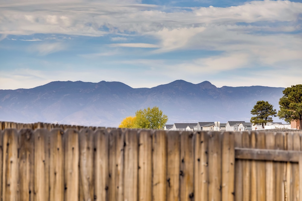 8 Mi to Usafa! Hot Tub Haven in Colorado Springs