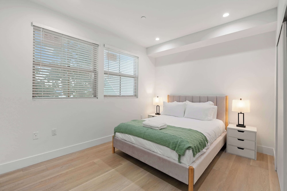 Not Affected by the Fire/modern 5BR Home With Parking, Near LA Attractions #4