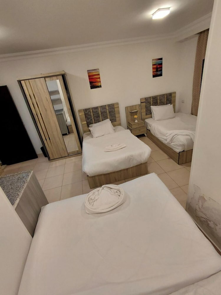 Pearl pyramids Inn