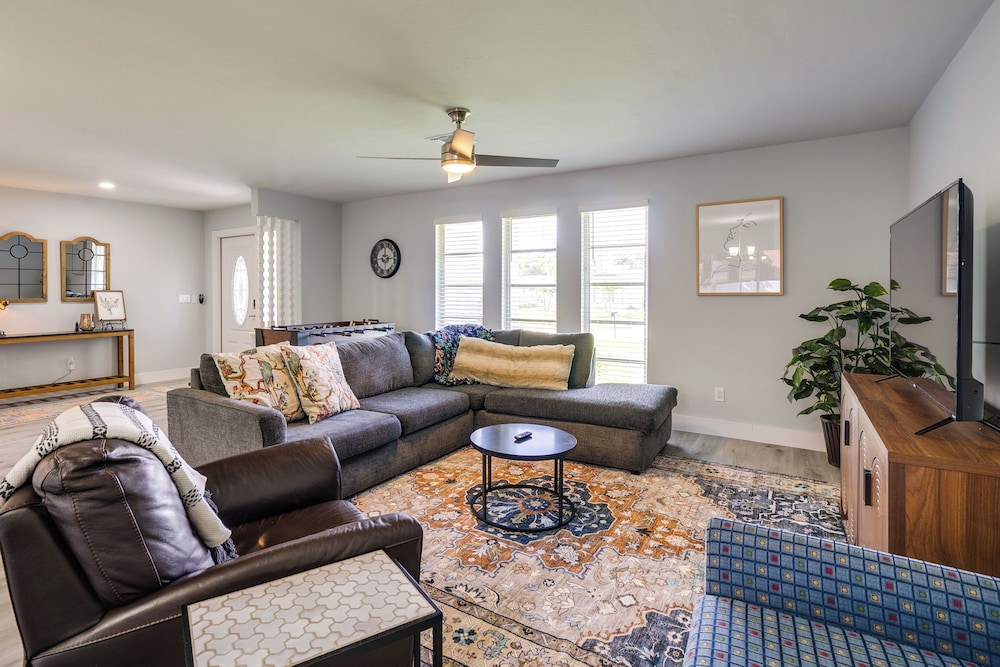 Game, Shop & Beach-hop: Family Home in Cape Coral