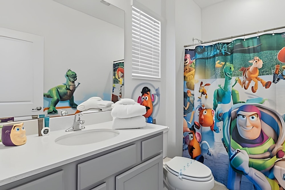 Luxury 6BR Near Universal, Pool, Spa & Game Room