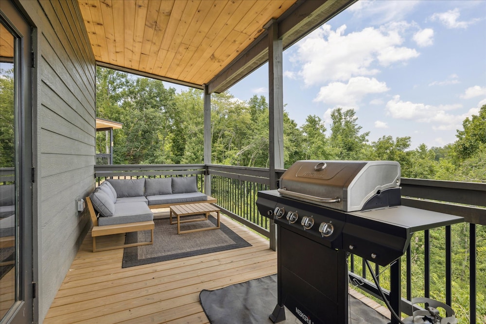 Gorgeous Brand-new Home w Pool Game Room Hot Tub