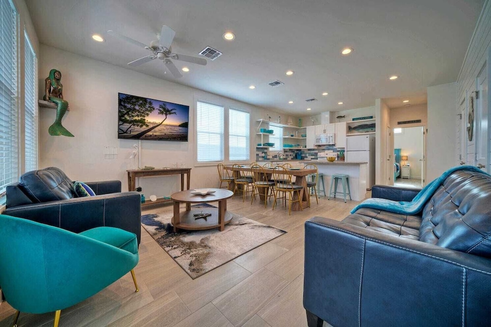 2 Homes in Old Town by Avantstay Sleeps 19, Pool, Newly Built Walk to Eats, Music, & More